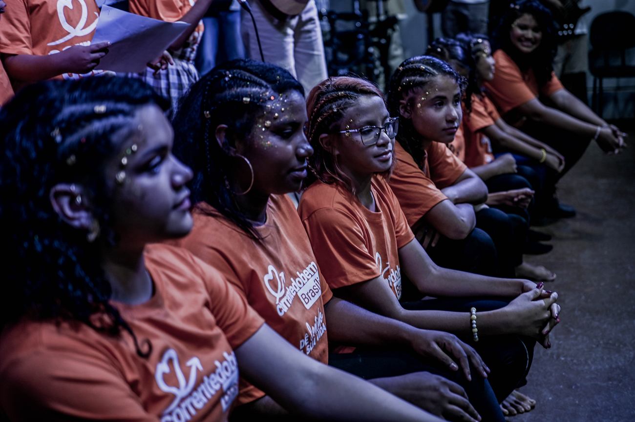Adolescentes aguardando a apresentação