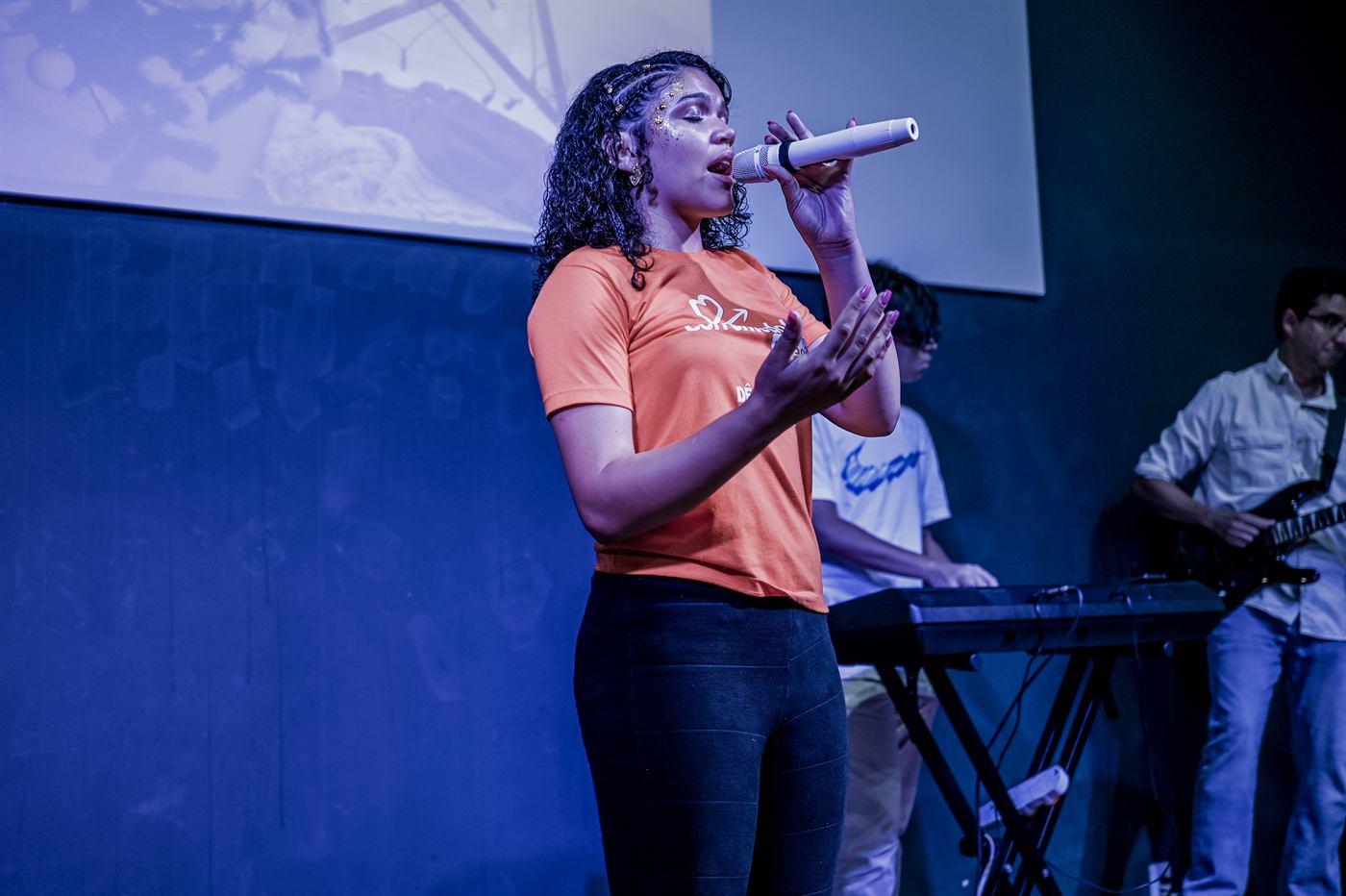 Adolescente cantando durante a Cantata 2025