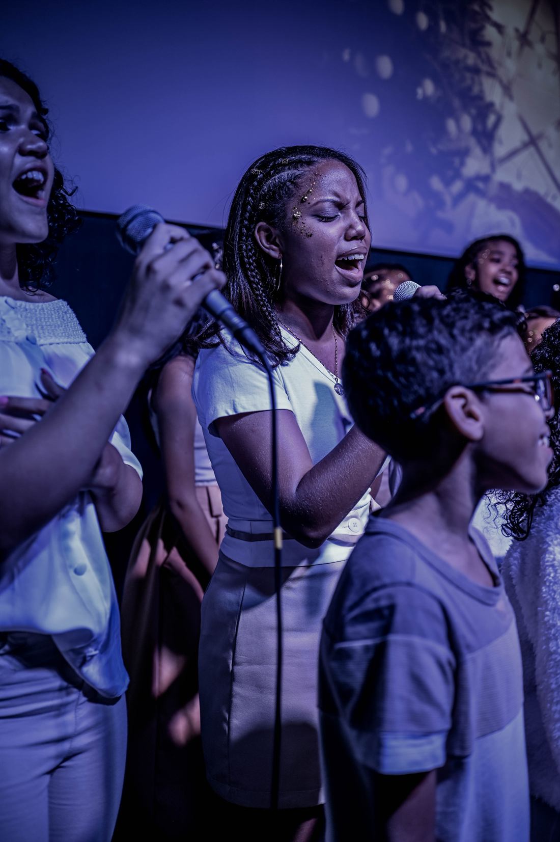 Adolescente cantando com emoção